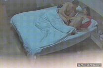 大學城 領導帶情人開房 歲數大了心有餘而力不足了 少婦沒滿足 看著手機自己揉陰蒂自慰 領導在旁協助