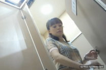 八月最新流出國內廁拍大神潛入商場雙鏡頭偷拍制服看手機美女下面毛多性感非常有擼點