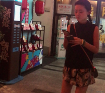 逛街遇到大美腿173cm【背影女神】，沒想到正面也是非常水靈的姑娘廁所偷拍 陰毛多且旺盛，極品啊！