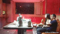 探花炮哥歌廳唱K激情 ，雙人跳舞撩起衣服揉捏 ，扒掉內褲按頭口交 ，張開雙腿抽插 ，沙發上騎乘猛操