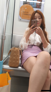 地鐵偷拍4K包臀裙極品少婦豐滿大腿雷絲內褲露毛！
