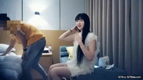 帥小伙約操長髮飄飄清純兼職美女，笑起來超甜美乖巧 ，脫掉衣服白嫩美乳 ，翹起美臀69姿勢舔屌，後入激情爆插小穴