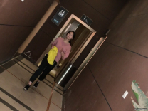 偶遇文靜女孩前來上廁所，人有點多進去偷拍女孩已經開始擦拭逼逼了