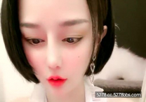 嬌小身材丰乳肥臀嘟嘟嘴短髮網紅妹，開檔黑絲露大屁股，假屌道具雙洞齊插，掰穴特寫粉嫩小穴非常誘人