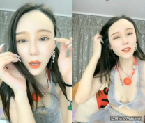性感紅唇高顏值妹子道具自慰誘惑，情趣裝絲襪椅子上大黑牛震動假屌抽插