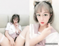 是小雨啊氣質白皙眼鏡美女JK裝自慰誘惑，跳蛋震動粉穴性感大屁股假吊抽插特寫