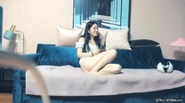 【矮挫胖酒店約操清純系美女】 迫不及待要扒開內褲 ，騷逼毛還挺多 ，掏出奶子吸吮 ，大屁股騎乘 ，沙發上深插爆操