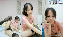 聲音很嗲美少婦,穿著精靈寶可夢小T恤大奶完美融合,都繃不住了,把內內撥到一邊就摸