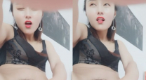 漂亮御姐美女主播手持手機直播自慰大秀手摳揉小穴表情很淫蕩享受