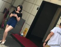 廁所偷拍遇到心儀的美女皮膚白白胖胖看著尿尿幸福感油然而生...