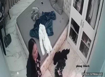 最近很火家庭攝像頭偷拍美艷少婦浴室洗白白塗抹護膚霜摸摸逼逼