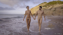 11月大作收費精品海灘催情按摩身材高挑性感女模在海浪聲聲風景宜人的海邊與男模互慰畫面唯美4K畫質