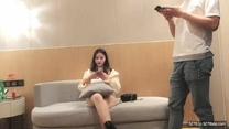 本人比照片還漂亮，嬌小身材大奶兼職小妹，洗完澡要求再穿上衣服 ，跪地深喉口交 ，爆操騷逼浪叫大聲，中場休息再來一發