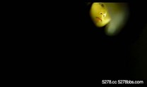 廁所偷拍長髮美女憋尿直跺腳