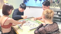 四個人玩脫衣麻將 輸光了玩4P多人運動