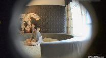 清純水嫩的翹臀短褲大白腿美女被男友帶到酒店開始操她,年輕體力好連續干了4次,各種體位操,真是為了操逼而開房