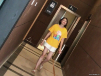 廁所偷拍短髮美腿少婦，尿尿完仰起頭走路，淫穴有點黑