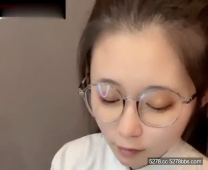 俏皮蘿莉眼鏡妹，外表看著這麼純情，手拿雞巴舌頭舔就知道不簡單