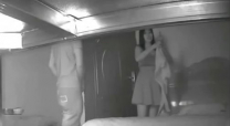 房東在出租屋的桌子下偷放監控攝像頭每天不定時偷窺偷拍情侶的日常生活