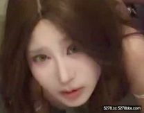 淫蕩小母狗『小小咪(笑笑瞇)』父母還在家裡，除非你翻牆進來，偷偷給你操一把。他真翻牆啊 把我狠狠的肏了