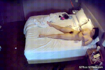 上帝視角 眼鏡男的媳婦很有韻味 模樣嬌好 奶子又大又白 身材微胖軟乎 正面壓和後入都無敵享受