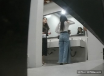 國內廁拍大神潛入商場隔板女廁偷拍波點長裙高跟美女內內也是波點  高清