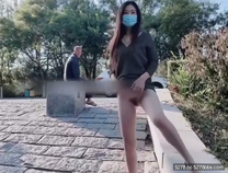 公園露出大騷逼，大爺看著騷貨光屁股目瞪口呆 只能有心無力，望洋興嘆