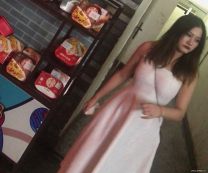 白裙飄飄美少婦，看這臉型床上一定騷的要命，看著她上廁所偷拍陰穴，尿量真急，飄到腳上啦