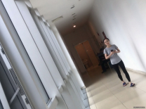 廁所偷拍很有風韻的少婦，剛好上廁所被我遇上，看著她噓噓嘩啦的水花從尿道口流出流過陰穴，簡直太棒了，娶老婆理應找這類型