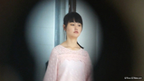 廁所偷拍妹子的屄後躲在門後拍她臉,妹子瞪著我翻白眼
