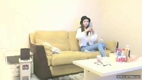 黑色漁夫帽萌萌噠美女帶著帽子操逼，美腿牛仔褲還在自拍 ，深喉口交大屌 ，超近視角拍攝 ，進出抽插猛捅 ，操的美女很享受