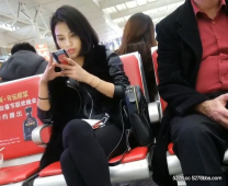 美女廁所TP偷拍系列 候車廳一身黑的超高顏值美眉不停打噴嚏旁邊的老外很紳士 不過逼逼不黑