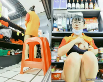 長沙某便利店的收銀員光著屁股賣貨，客戶一走就蹲在吧台下面跟狼友撩騷，漏出大奶子挑逗玩騷逼呻吟挑逗刺激