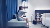 代班約炮性感苗條包臀裙妹子騎在身上調情，鏡頭前扣逼口交抱起來操