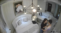 樣貌身材很不錯的大學美女被男友約到酒店看見男的沒穿衣服,美女要走被抱到床上脫光強插,第二次就很配合了