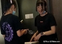精品露臉最新廁所TP偷拍兩個清純眼鏡美眉噓噓 果真是好閨蜜 身高 顏值差不多 連逼的形狀都一模一樣