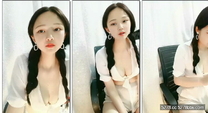 年輕小奶媽哺乳期，顏值不錯露臉激情大秀，擠奶水噴的好遠，性感好身材逼逼水又多精彩又刺激，淫聲盪語不斷
