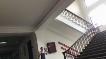 政府部門同一辦公室新來的師妹，牛仔短裙，跟溜去上廁所偷拍她的小粉穴 留存紀念