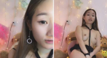 顏值還不錯騷氣妹子性感情趣裝脫得剩黑絲道具JJ抽插自慰多種姿勢換著插很是誘惑不要錯過