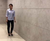 來姨媽的公職人員小美女，臉圓圓的小闊愛，廁所偷拍瞄著她的森林 看著她擦拭姨媽血
