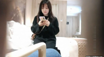 約啪偷拍-社交平台上約到的氣質白嫩美少婦,逼逼很敏感沒怎麼弄就淫水直流,雞巴插進去就開始淫叫,國語對白