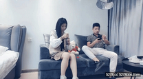 帥小伙專攻學生妹，168CM美腿小妞，笑起來舔一臉呆萌，扒掉裙子內褲 ，蹲著吸屌活很不錯 ，小伙太猛連續搞了兩炮