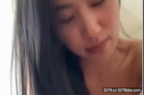 《留學妹子和國外男友》御姐風反差露臉妹和男友性愛，一整根大肉棒直接放了進去，小穴都要撐開了，主動騎乘，被用力後入插