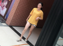 高顏值臉圓圓的女孩，廁所遇上偷拍一番，來大姨媽了啊 還在滴著小血