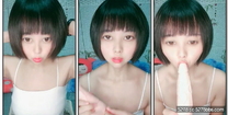 圓圓臉C罩杯短髮新人美女 ，性感吊帶小背心 ，拿出假屌磨蹭騷穴，騎坐抽插猛捅 ，菊花門口磨蹭 ，掏出大奶子很柔軟