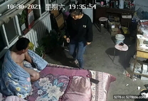 黑客破解家庭網絡攝像頭偷拍最近天氣冷夫妻剛吃完晚飯不就就迫不及待上床過性生活了