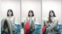 白嫩美乳紅唇妹子兩男一女3P淫亂，性感內衣開檔內絲舔奶摸逼，邊舔屌口交邊被後入，上位騎坐抽插兩男輪換著操