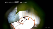 最新流出主題酒店攝像頭偷拍短髮氣質少婦和一塊打工的老鄉偷情不停的玩他的雞巴