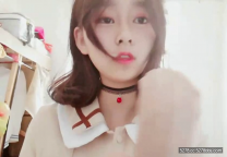 小臉蛋可愛英倫風學姐，戴上絲襪手套摸摸淫穴又放嘴裡舔舔，撥弄陰唇的手溫柔地輕輕撫摸，真是掩飾不住騷