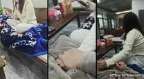 媽媽在房間睡女生在客廳看電視被後入